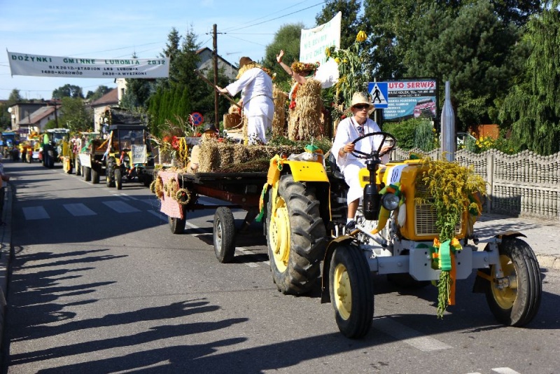 Zdjęcie w galerii na portalu naszwodzislaw.com: W Lubomi prawdziwa dożynkowa rewia wiadomości z regionu