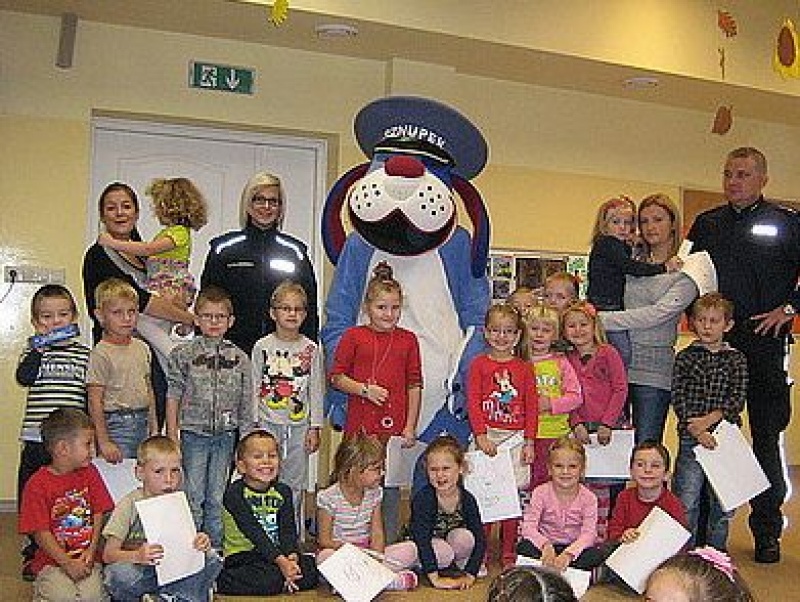 Zdjęcie w galerii na portalu naszwodzislaw.com: Sznupek i policjanci w przedszkolu wiadomości z regionu