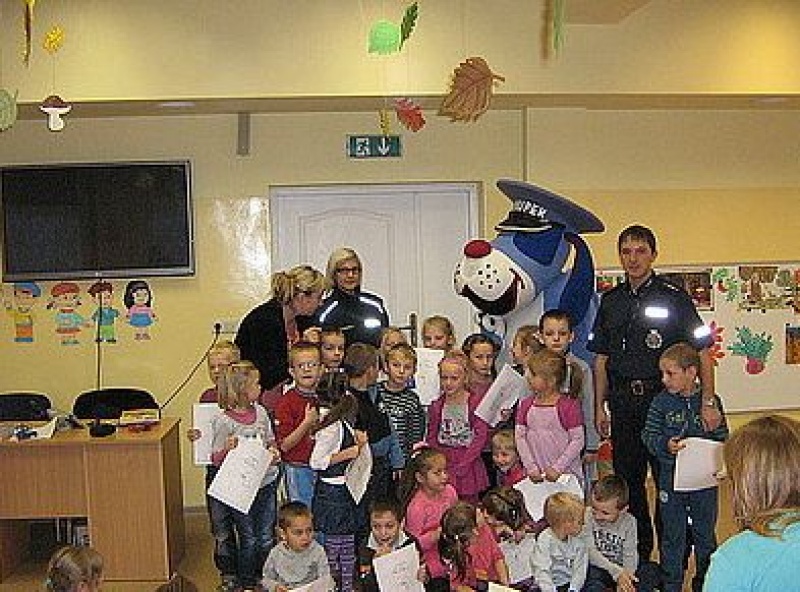 Zdjęcie w galerii na portalu naszwodzislaw.com: Sznupek i policjanci w przedszkolu wiadomości z regionu