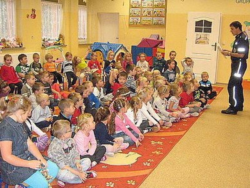 Zdjęcie w galerii na portalu naszwodzislaw.com: Sznupek i policjanci w przedszkolu wiadomości z regionu
