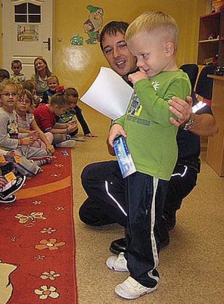 Zdjęcie w galerii na portalu naszwodzislaw.com: Sznupek i policjanci w przedszkolu wiadomości z regionu