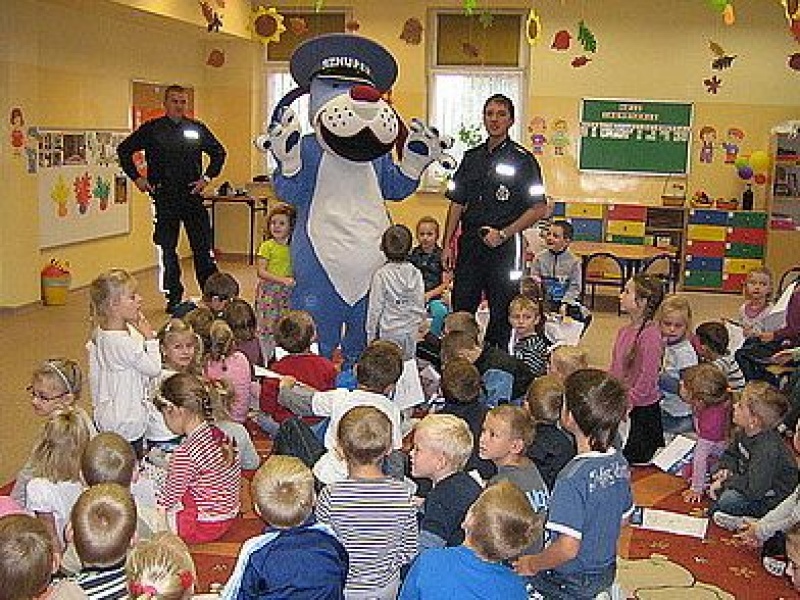 Zdjęcie w galerii na portalu naszwodzislaw.com: Sznupek i policjanci w przedszkolu wiadomości z regionu