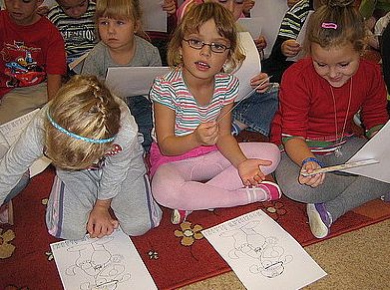 Zdjęcie w galerii na portalu naszwodzislaw.com: Sznupek i policjanci w przedszkolu wiadomości z regionu