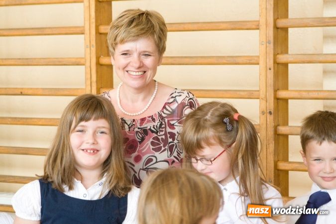 Zdjęcie w galerii na portalu naszwodzislaw.com: Pasowanie na pierwszoklasistę w SP nr 10 w Wodzisławiu Śl. wiadomości z regionu