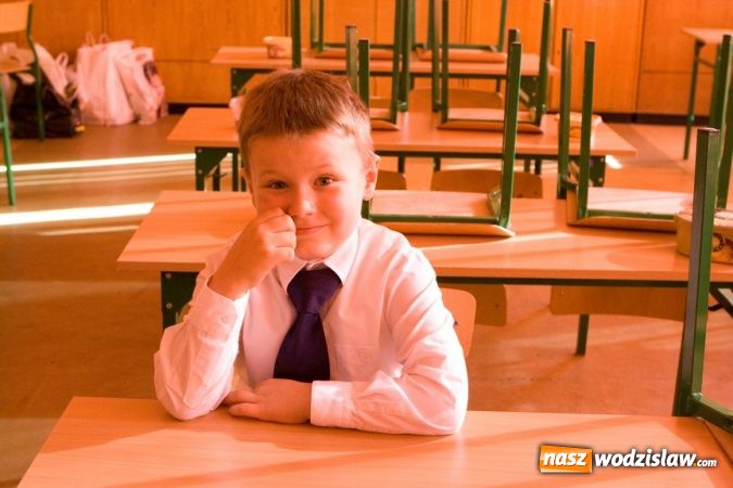 Zdjęcie w galerii na portalu naszwodzislaw.com: Pasowanie na pierwszoklasistę w SP nr 10 w Wodzisławiu Śl. wiadomości z regionu