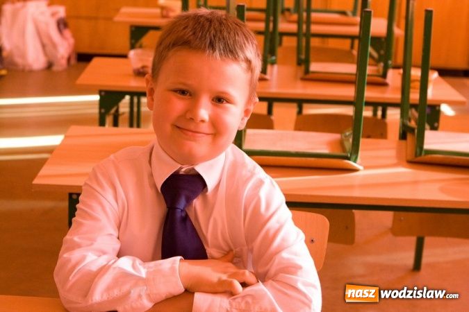 Zdjęcie w galerii na portalu naszwodzislaw.com: Pasowanie na pierwszoklasistę w SP nr 10 w Wodzisławiu Śl. wiadomości z regionu