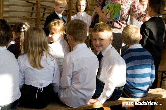 Zdjęcie w galerii na portalu naszwodzislaw.com: Pasowanie na pierwszoklasistę w SP nr 10 w Wodzisławiu Śl. wiadomości z regionu