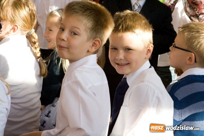 Zdjęcie w galerii na portalu naszwodzislaw.com: Pasowanie na pierwszoklasistę w SP nr 10 w Wodzisławiu Śl. wiadomości z regionu