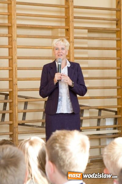 Zdjęcie w galerii na portalu naszwodzislaw.com: Pasowanie na pierwszoklasistę w SP nr 10 w Wodzisławiu Śl. wiadomości z regionu