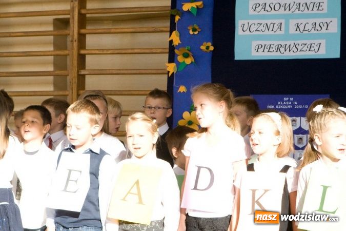 Zdjęcie w galerii na portalu naszwodzislaw.com: Pasowanie na pierwszoklasistę w SP nr 10 w Wodzisławiu Śl. wiadomości z regionu