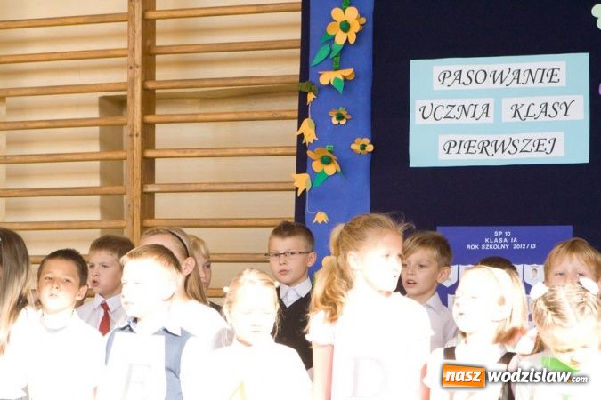 Zdjęcie w galerii na portalu naszwodzislaw.com: Pasowanie na pierwszoklasistę w SP nr 10 w Wodzisławiu Śl. wiadomości z regionu