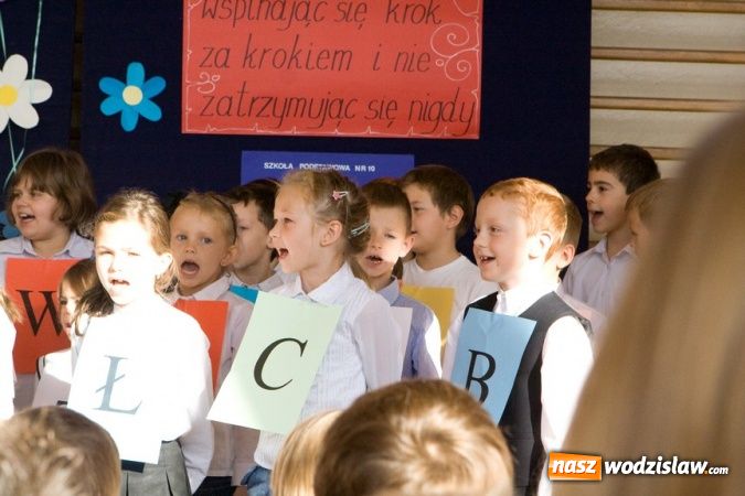 Zdjęcie w galerii na portalu naszwodzislaw.com: Pasowanie na pierwszoklasistę w SP nr 10 w Wodzisławiu Śl. wiadomości z regionu