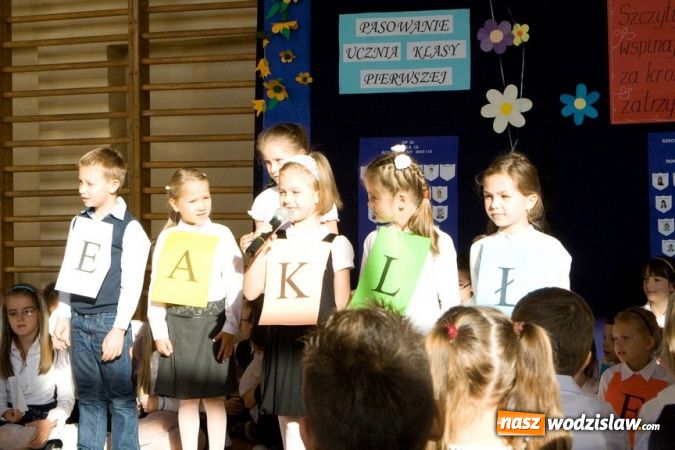 Zdjęcie w galerii na portalu naszwodzislaw.com: Pasowanie na pierwszoklasistę w SP nr 10 w Wodzisławiu Śl. wiadomości z regionu