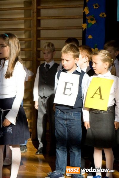 Zdjęcie w galerii na portalu naszwodzislaw.com: Pasowanie na pierwszoklasistę w SP nr 10 w Wodzisławiu Śl. wiadomości z regionu