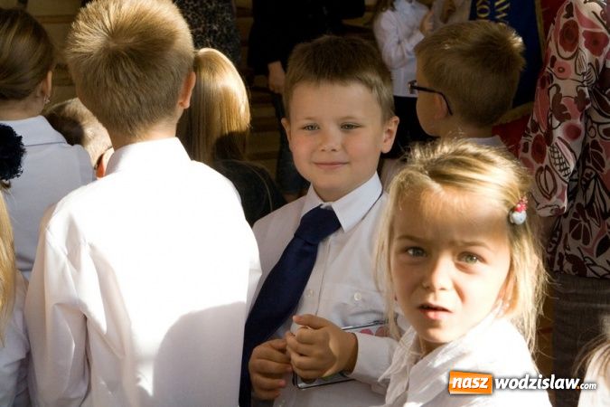 Zdjęcie w galerii na portalu naszwodzislaw.com: Pasowanie na pierwszoklasistę w SP nr 10 w Wodzisławiu Śl. wiadomości z regionu