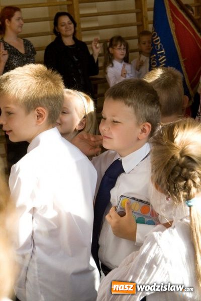 Zdjęcie w galerii na portalu naszwodzislaw.com: Pasowanie na pierwszoklasistę w SP nr 10 w Wodzisławiu Śl. wiadomości z regionu