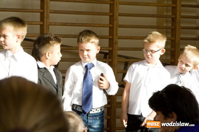 Zdjęcie w galerii na portalu naszwodzislaw.com: Pasowanie na pierwszoklasistę w SP nr 10 w Wodzisławiu Śl. wiadomości z regionu