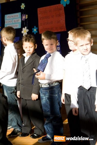 Zdjęcie w galerii na portalu naszwodzislaw.com: Pasowanie na pierwszoklasistę w SP nr 10 w Wodzisławiu Śl. wiadomości z regionu