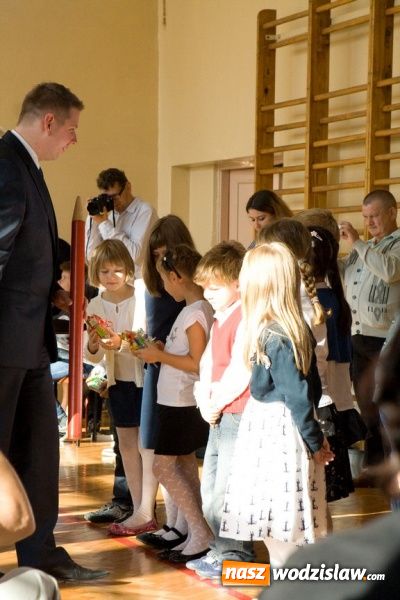 Zdjęcie w galerii na portalu naszwodzislaw.com: Pasowanie na pierwszoklasistę w SP nr 10 w Wodzisławiu Śl. wiadomości z regionu