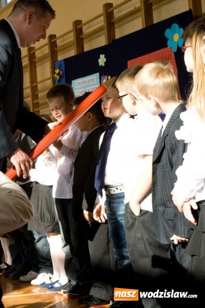 Zdjęcie w galerii na portalu naszwodzislaw.com: Pasowanie na pierwszoklasistę w SP nr 10 w Wodzisławiu Śl. wiadomości z regionu