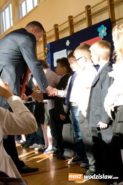 Zdjęcie w galerii na portalu naszwodzislaw.com: Pasowanie na pierwszoklasistę w SP nr 10 w Wodzisławiu Śl. wiadomości z regionu
