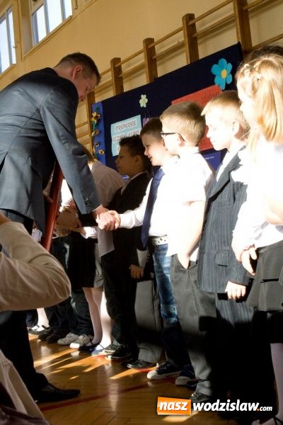 Zdjęcie w galerii na portalu naszwodzislaw.com: Pasowanie na pierwszoklasistę w SP nr 10 w Wodzisławiu Śl. wiadomości z regionu