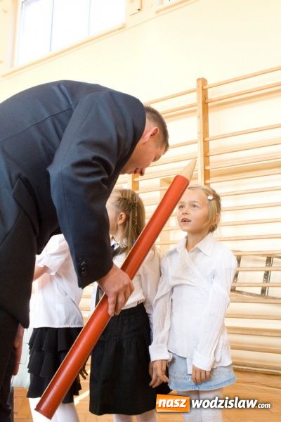Zdjęcie w galerii na portalu naszwodzislaw.com: Pasowanie na pierwszoklasistę w SP nr 10 w Wodzisławiu Śl. wiadomości z regionu