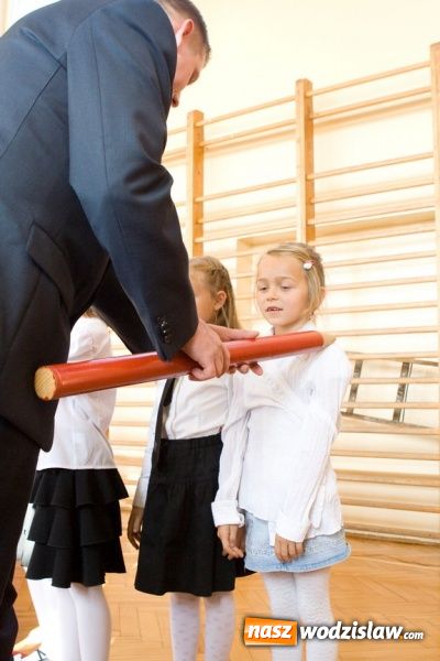 Zdjęcie w galerii na portalu naszwodzislaw.com: Pasowanie na pierwszoklasistę w SP nr 10 w Wodzisławiu Śl. wiadomości z regionu