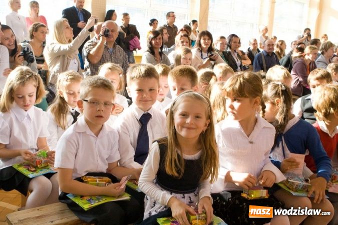 Zdjęcie w galerii na portalu naszwodzislaw.com: Pasowanie na pierwszoklasistę w SP nr 10 w Wodzisławiu Śl. wiadomości z regionu