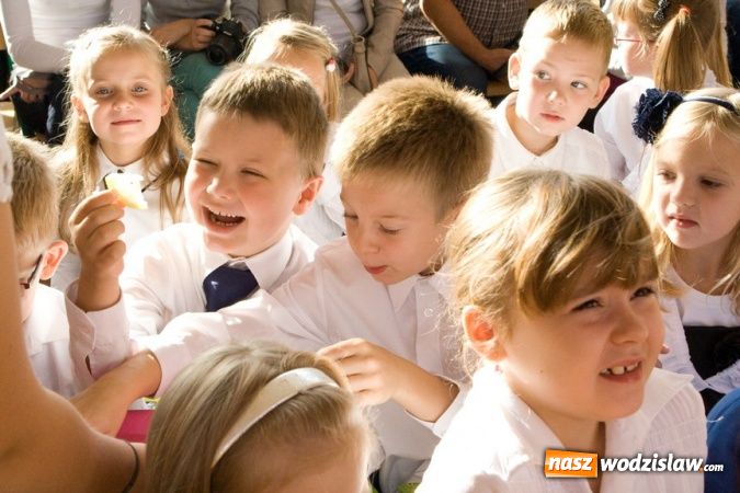 Zdjęcie w galerii na portalu naszwodzislaw.com: Pasowanie na pierwszoklasistę w SP nr 10 w Wodzisławiu Śl. wiadomości z regionu