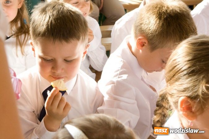 Zdjęcie w galerii na portalu naszwodzislaw.com: Pasowanie na pierwszoklasistę w SP nr 10 w Wodzisławiu Śl. wiadomości z regionu