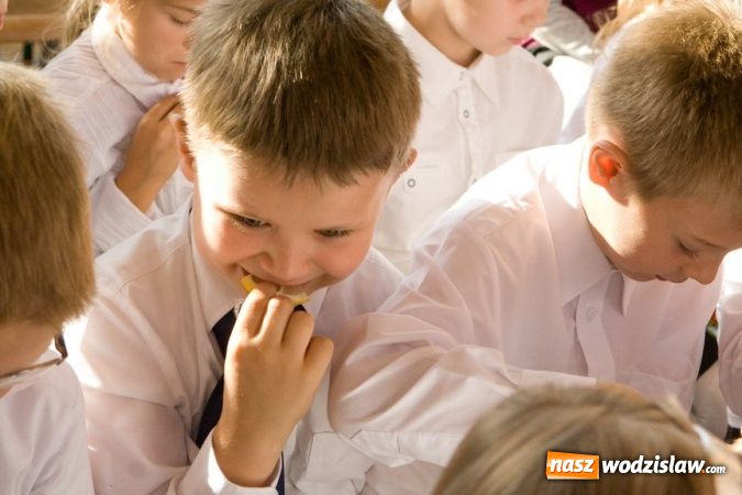 Zdjęcie w galerii na portalu naszwodzislaw.com: Pasowanie na pierwszoklasistę w SP nr 10 w Wodzisławiu Śl. wiadomości z regionu