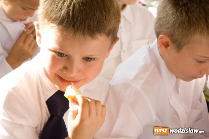 Zdjęcie w galerii na portalu naszwodzislaw.com: Pasowanie na pierwszoklasistę w SP nr 10 w Wodzisławiu Śl. wiadomości z regionu