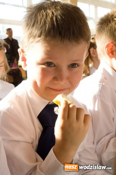Zdjęcie w galerii na portalu naszwodzislaw.com: Pasowanie na pierwszoklasistę w SP nr 10 w Wodzisławiu Śl. wiadomości z regionu