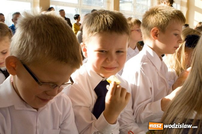 Zdjęcie w galerii na portalu naszwodzislaw.com: Pasowanie na pierwszoklasistę w SP nr 10 w Wodzisławiu Śl. wiadomości z regionu