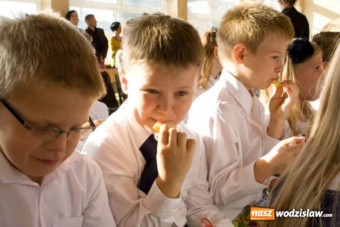 Zdjęcie w galerii na portalu naszwodzislaw.com: Pasowanie na pierwszoklasistę w SP nr 10 w Wodzisławiu Śl. wiadomości z regionu