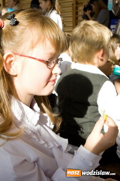 Zdjęcie w galerii na portalu naszwodzislaw.com: Pasowanie na pierwszoklasistę w SP nr 10 w Wodzisławiu Śl. wiadomości z regionu