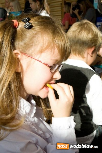 Zdjęcie w galerii na portalu naszwodzislaw.com: Pasowanie na pierwszoklasistę w SP nr 10 w Wodzisławiu Śl. wiadomości z regionu