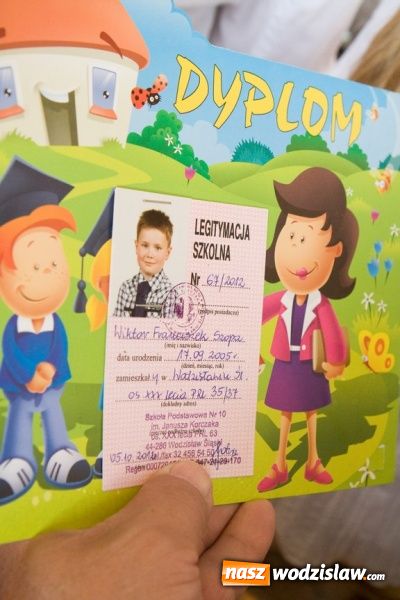 Zdjęcie w galerii na portalu naszwodzislaw.com: Pasowanie na pierwszoklasistę w SP nr 10 w Wodzisławiu Śl. wiadomości z regionu