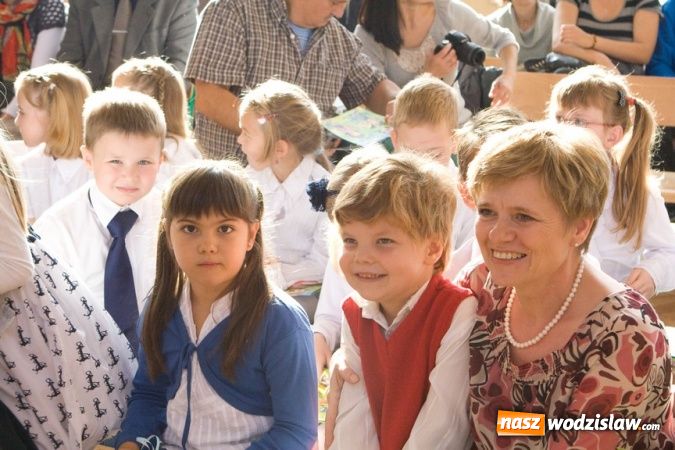 Zdjęcie w galerii na portalu naszwodzislaw.com: Pasowanie na pierwszoklasistę w SP nr 10 w Wodzisławiu Śl. wiadomości z regionu