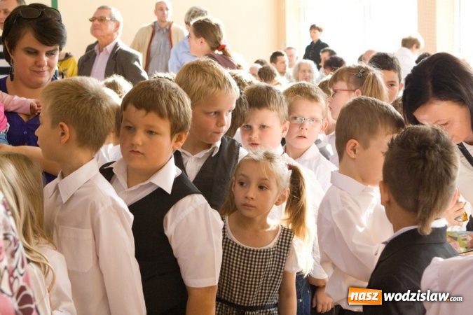 Zdjęcie w galerii na portalu naszwodzislaw.com: Pasowanie na pierwszoklasistę w SP nr 10 w Wodzisławiu Śl. wiadomości z regionu