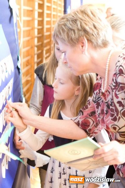 Zdjęcie w galerii na portalu naszwodzislaw.com: Pasowanie na pierwszoklasistę w SP nr 10 w Wodzisławiu Śl. wiadomości z regionu