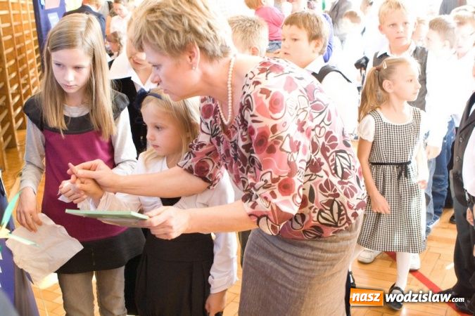 Zdjęcie w galerii na portalu naszwodzislaw.com: Pasowanie na pierwszoklasistę w SP nr 10 w Wodzisławiu Śl. wiadomości z regionu