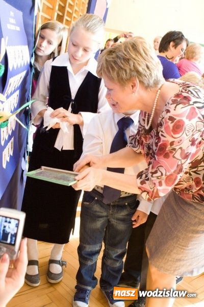 Zdjęcie w galerii na portalu naszwodzislaw.com: Pasowanie na pierwszoklasistę w SP nr 10 w Wodzisławiu Śl. wiadomości z regionu