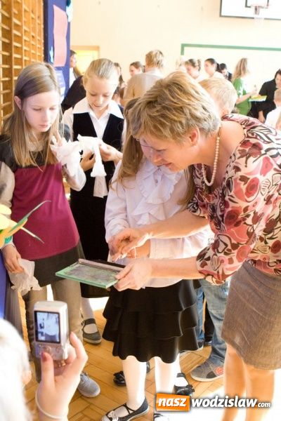 Zdjęcie w galerii na portalu naszwodzislaw.com: Pasowanie na pierwszoklasistę w SP nr 10 w Wodzisławiu Śl. wiadomości z regionu