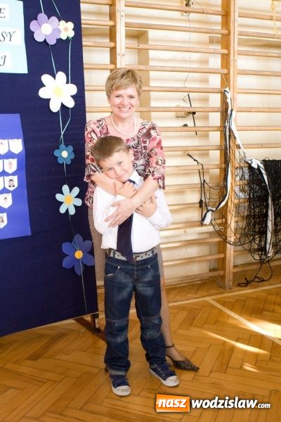 Zdjęcie w galerii na portalu naszwodzislaw.com: Pasowanie na pierwszoklasistę w SP nr 10 w Wodzisławiu Śl. wiadomości z regionu