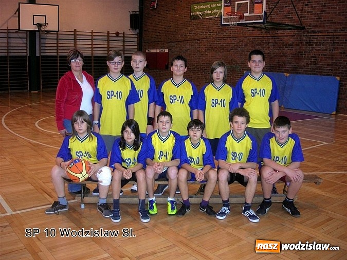 Zdjęcie w galerii na portalu naszwodzislaw.com: SP Nr 28 Wodzisław Śl. mistrzem powiatu w mini-koszykówce chłopców wiadomości z regionu