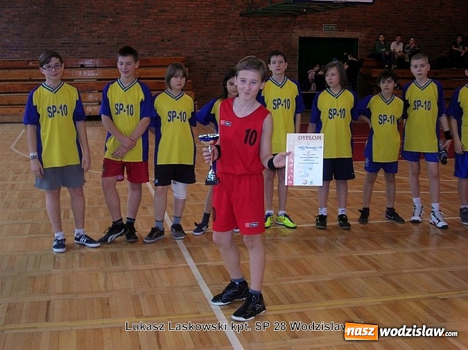 Zdjęcie w galerii na portalu naszwodzislaw.com: SP Nr 28 Wodzisław Śl. mistrzem powiatu w mini-koszykówce chłopców wiadomości z regionu