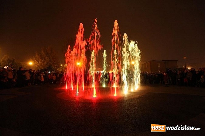 Zdjęcie w galerii na portalu naszwodzislaw.com: Kolorowa fontanna cieszy mieszkańców wiadomości z regionu