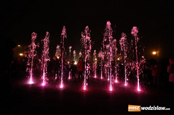 Zdjęcie w galerii na portalu naszwodzislaw.com: Kolorowa fontanna cieszy mieszkańców wiadomości z regionu